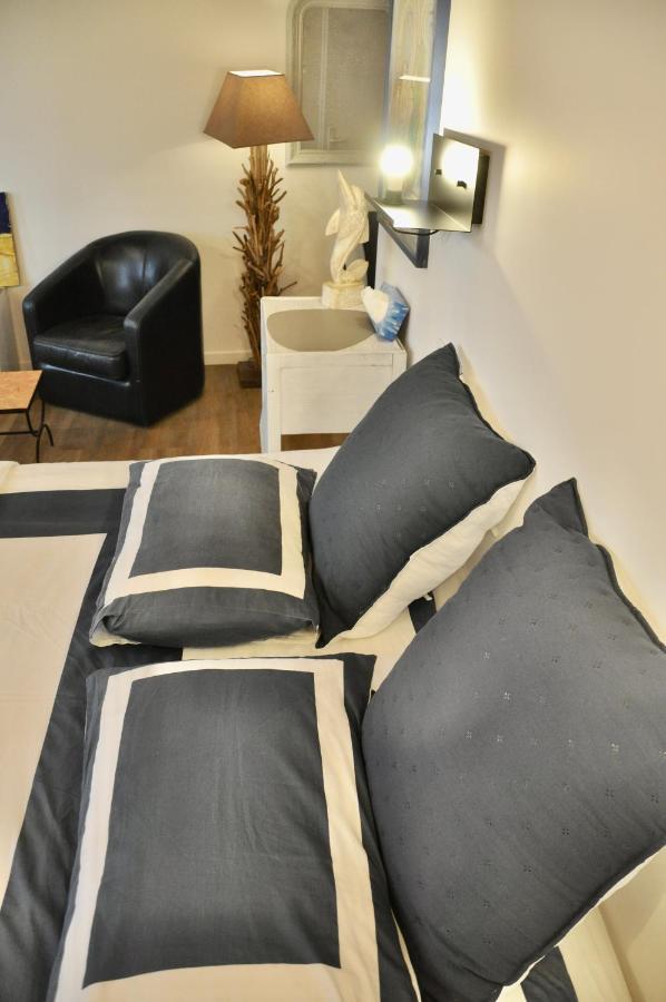 Les Chambres Tropeziennes Sanary-sur-Mer Bagian luar foto